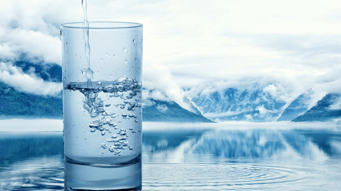 L’eau pure hydrate-t-elle aussi bien qu'une eau minéralisée ?