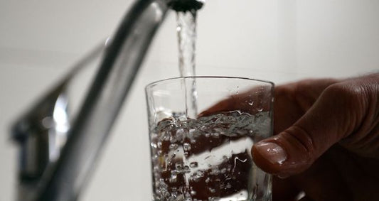 Pourquoi filtrer et purifier l’eau en Suisse ? Une réponse aux scandales de l’eau et la solution NOVAPURE
