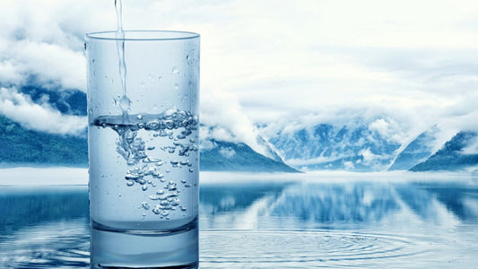 L’eau pure hydrate-t-elle aussi bien qu'une eau minéralisée ?